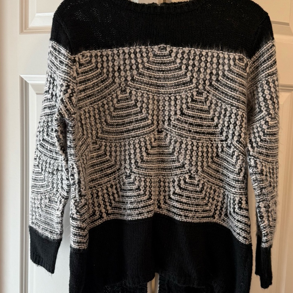 MARBLE Black and White Geometric Women's Sweater - zippered back!!
